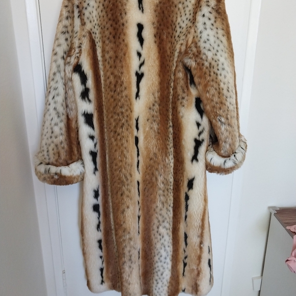 Luxurious Faux Fur Coat in Brown and Black (Long) - Picture 7 of 7